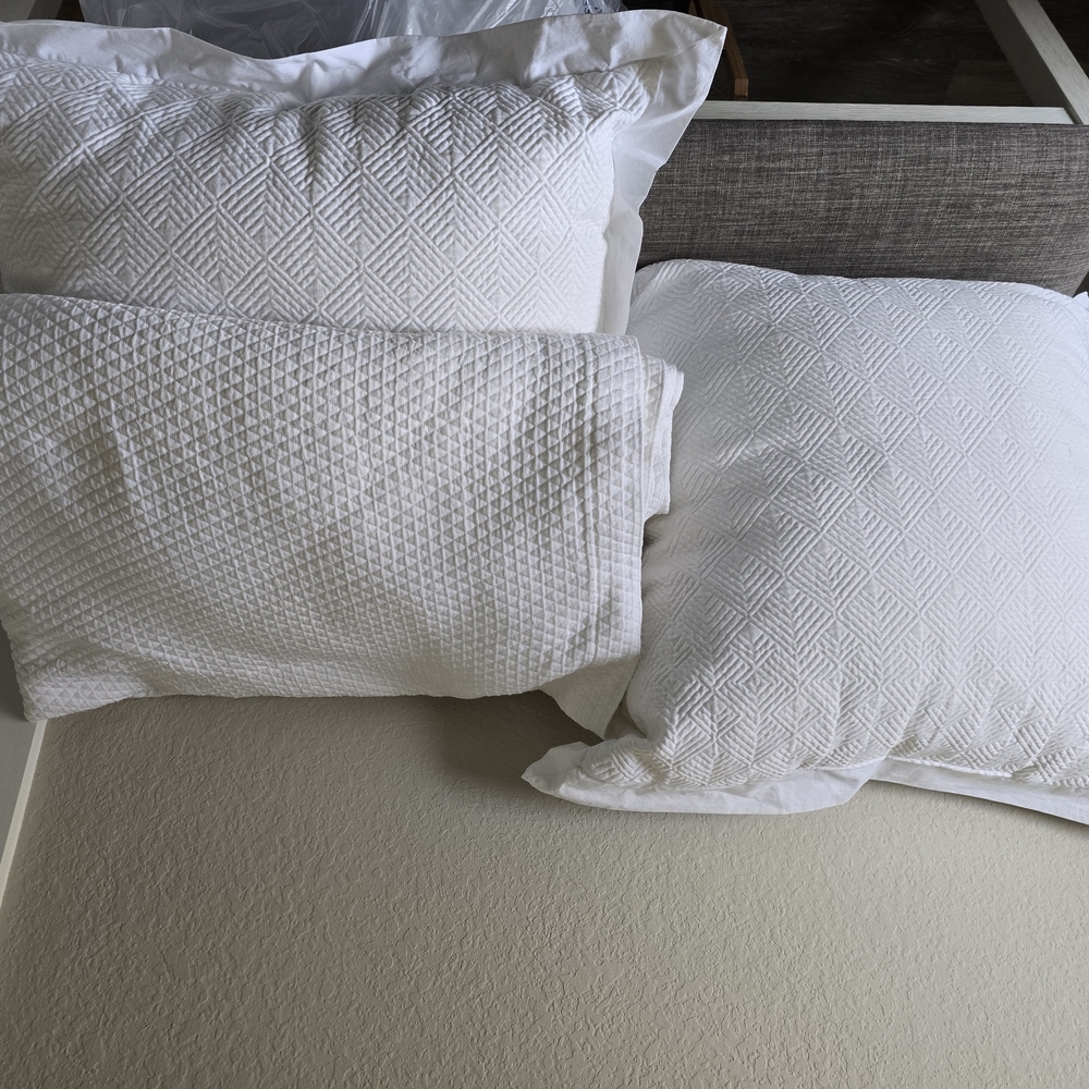 24x 24in; Target White Textured Pillows/Bedding